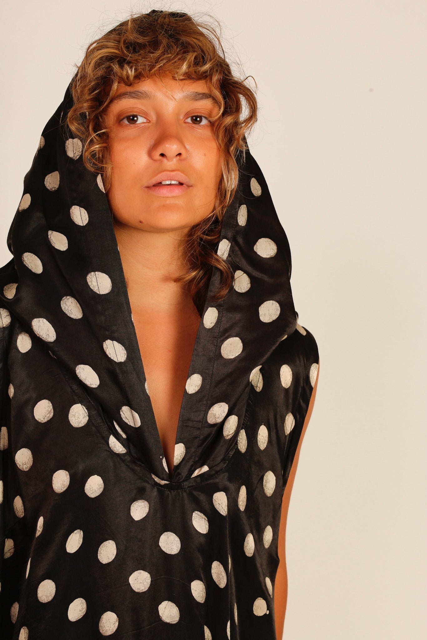 HOODIE DRESS POLKA DOT BLACK MADEENA - MOMO STUDIO BERLIN - Berlin Concept Store - sustainable & ethical fashion