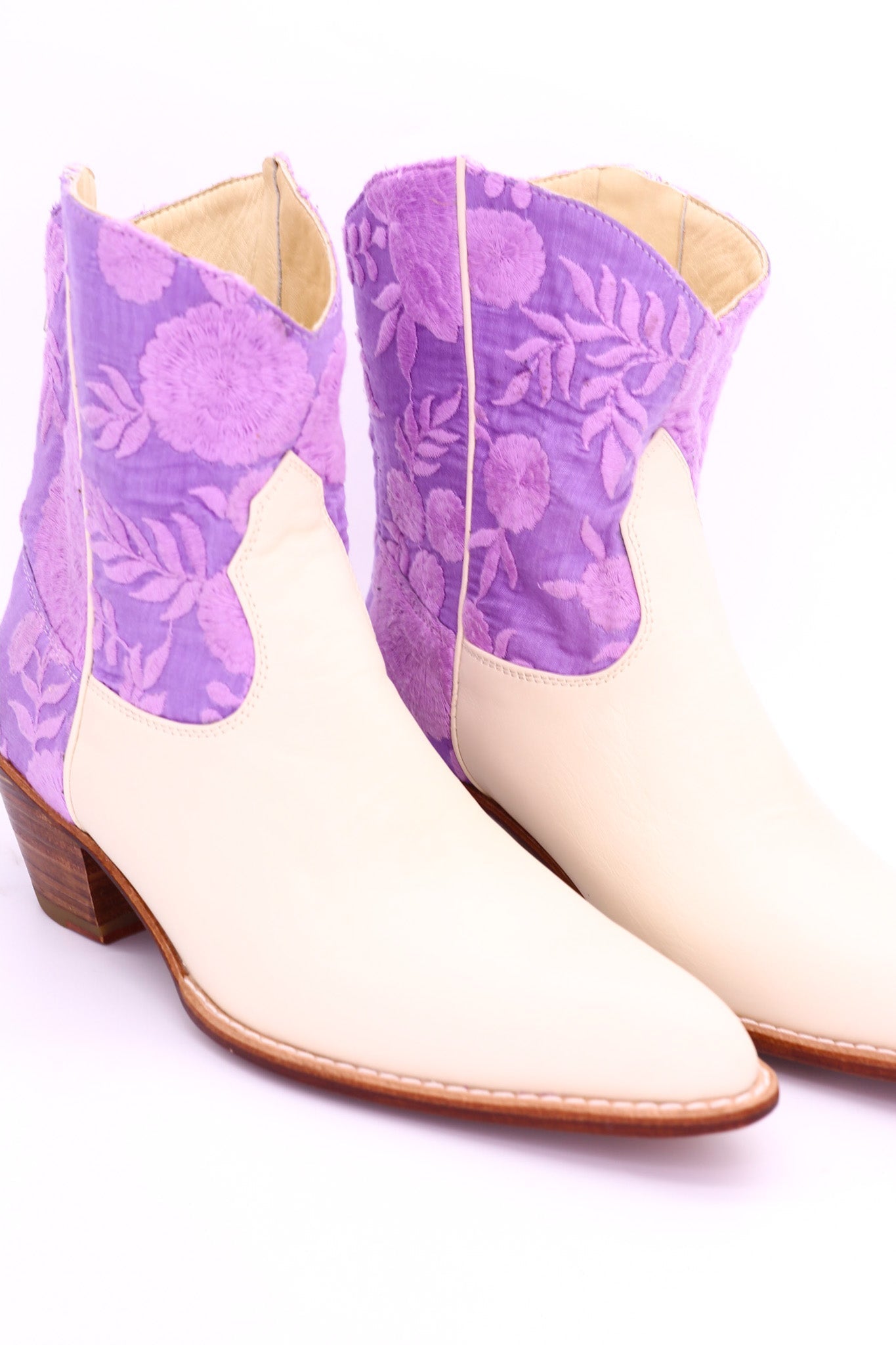 LAVENDER SILK EMBROIDERED BOOTIES LIARA - MOMO STUDIO BERLIN - Berlin Concept Store - sustainable & ethical fashion