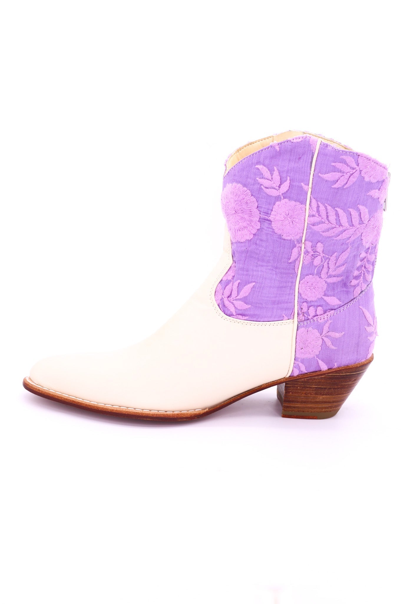 LAVENDER SILK EMBROIDERED BOOTIES LIARA - MOMO STUDIO BERLIN - Berlin Concept Store - sustainable & ethical fashion