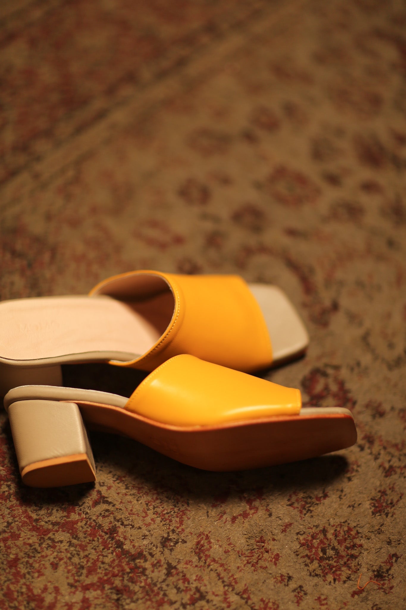 LEATHER HEELED MULES LORIN YELLOW GREY - MOMO STUDIO BERLIN - Berlin Concept Store - sustainable & ethical fashion