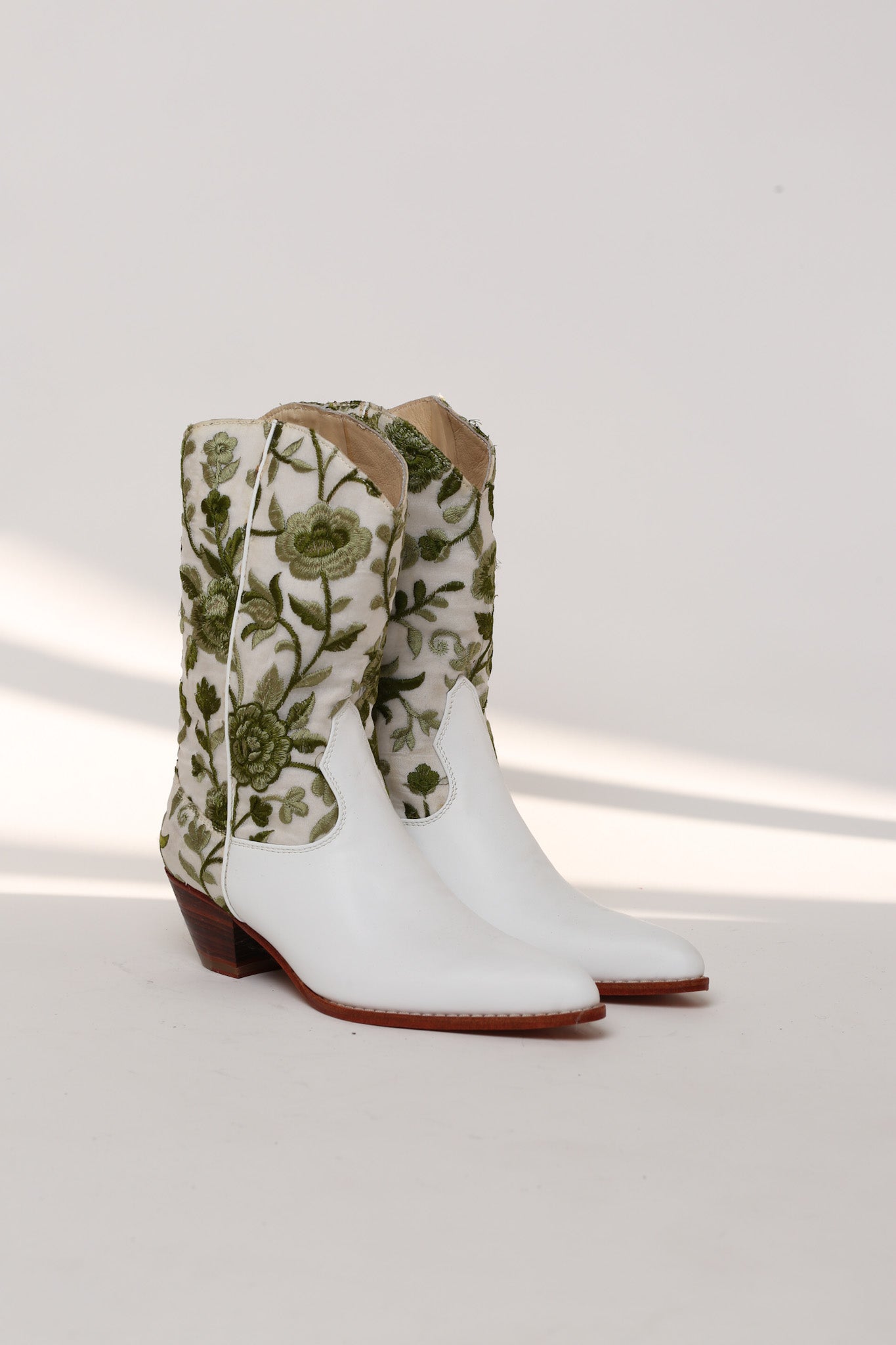 OLA FLOWER EMBROIDERED COWBOY BOOTS - MOMO STUDIO BERLIN - Berlin Concept Store - sustainable & ethical fashion