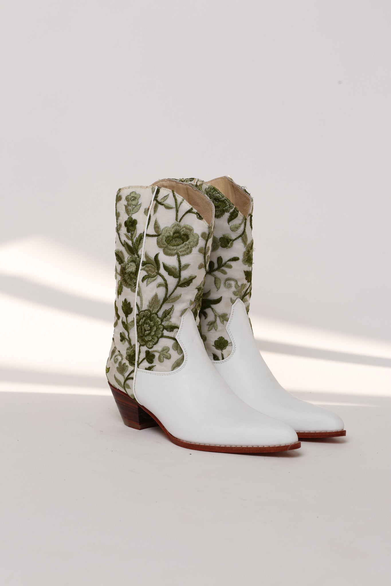 OLA FLOWER EMBROIDERED COWBOY BOOTS - MOMO STUDIO BERLIN - Berlin Concept Store - sustainable & ethical fashion