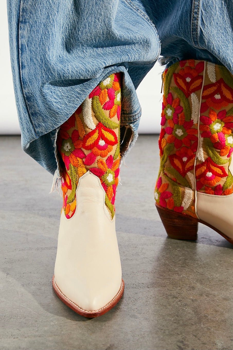 SELINA EMBROIDERED WESTERN BOOTS FLOWER EMBROIDERED - MOMO STUDIO BERLIN - Berlin Concept Store - sustainable & ethical fashion