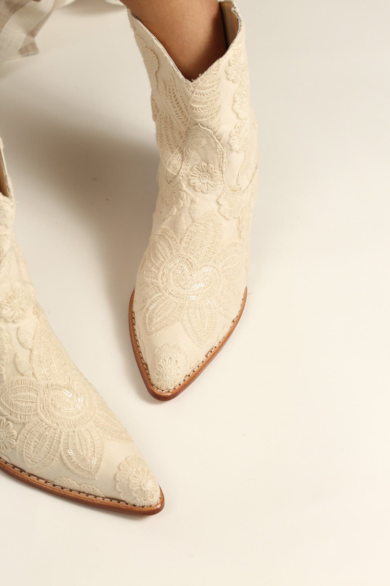 SHORT CREAM ACE EMBROIDERED BOOTS NADY - MOMO STUDIO BERLIN - Berlin Concept Store - sustainable & ethical fashion