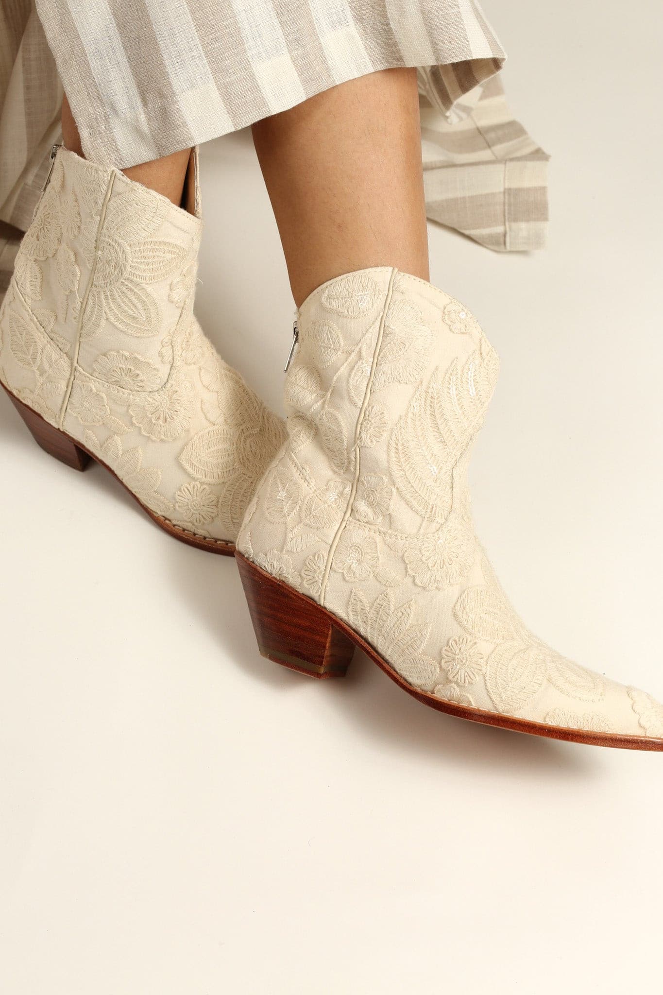 SHORT CREAM ACE EMBROIDERED BOOTS NADY - MOMO STUDIO BERLIN - Berlin Concept Store - sustainable & ethical fashion