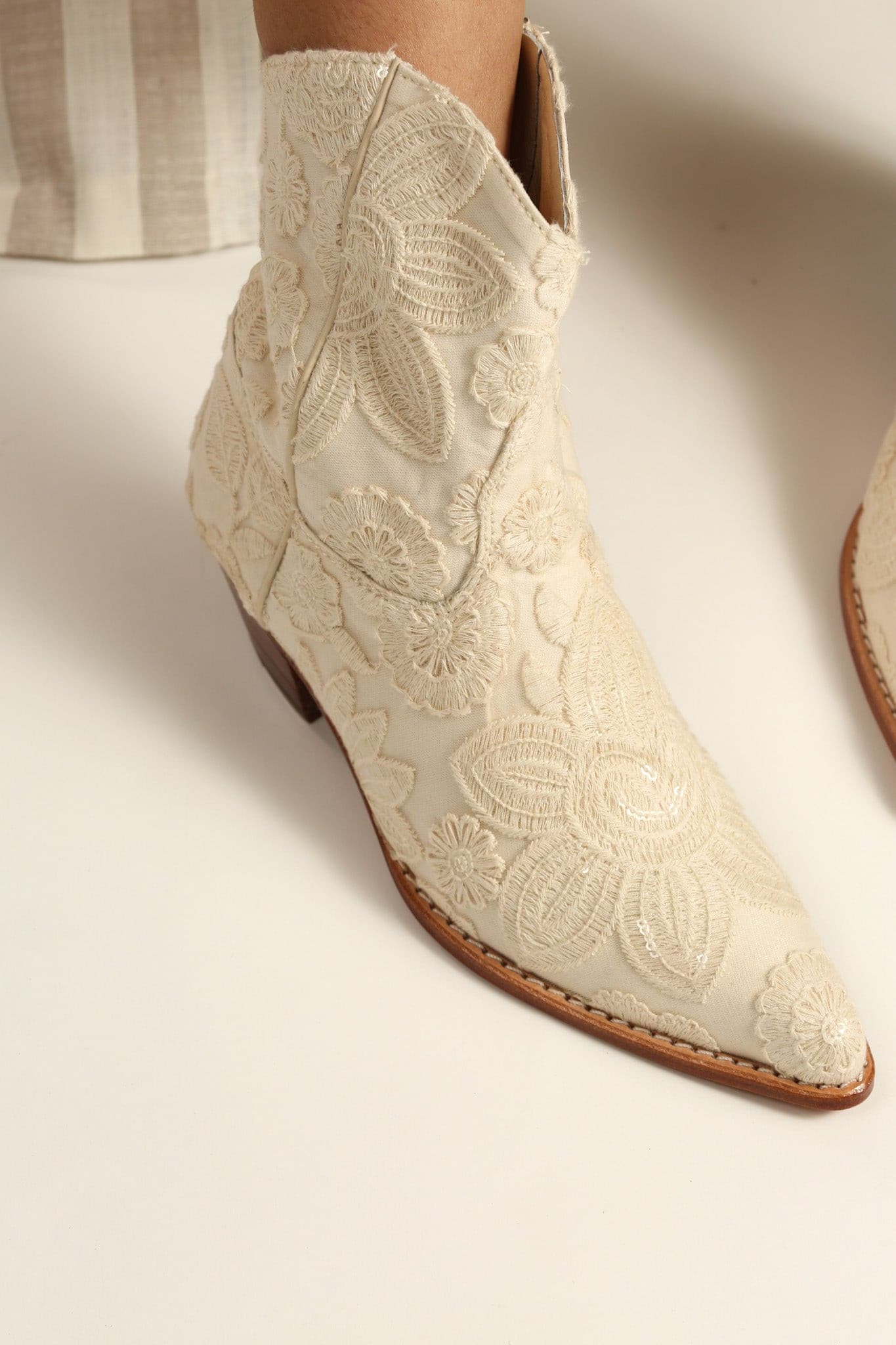 SHORT CREAM ACE EMBROIDERED BOOTS NADY - MOMO STUDIO BERLIN - Berlin Concept Store - sustainable & ethical fashion