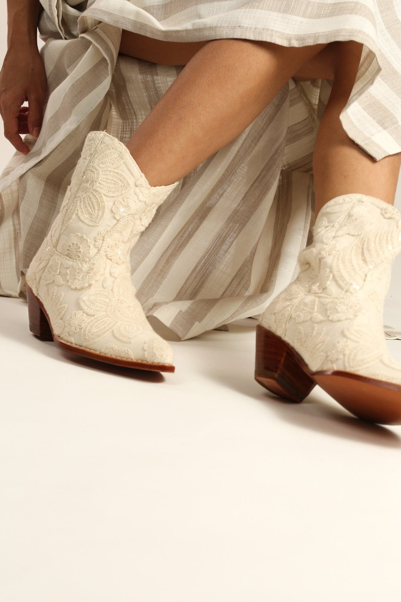 SHORT CREAM ACE EMBROIDERED BOOTS NADY - MOMO STUDIO BERLIN - Berlin Concept Store - sustainable & ethical fashion