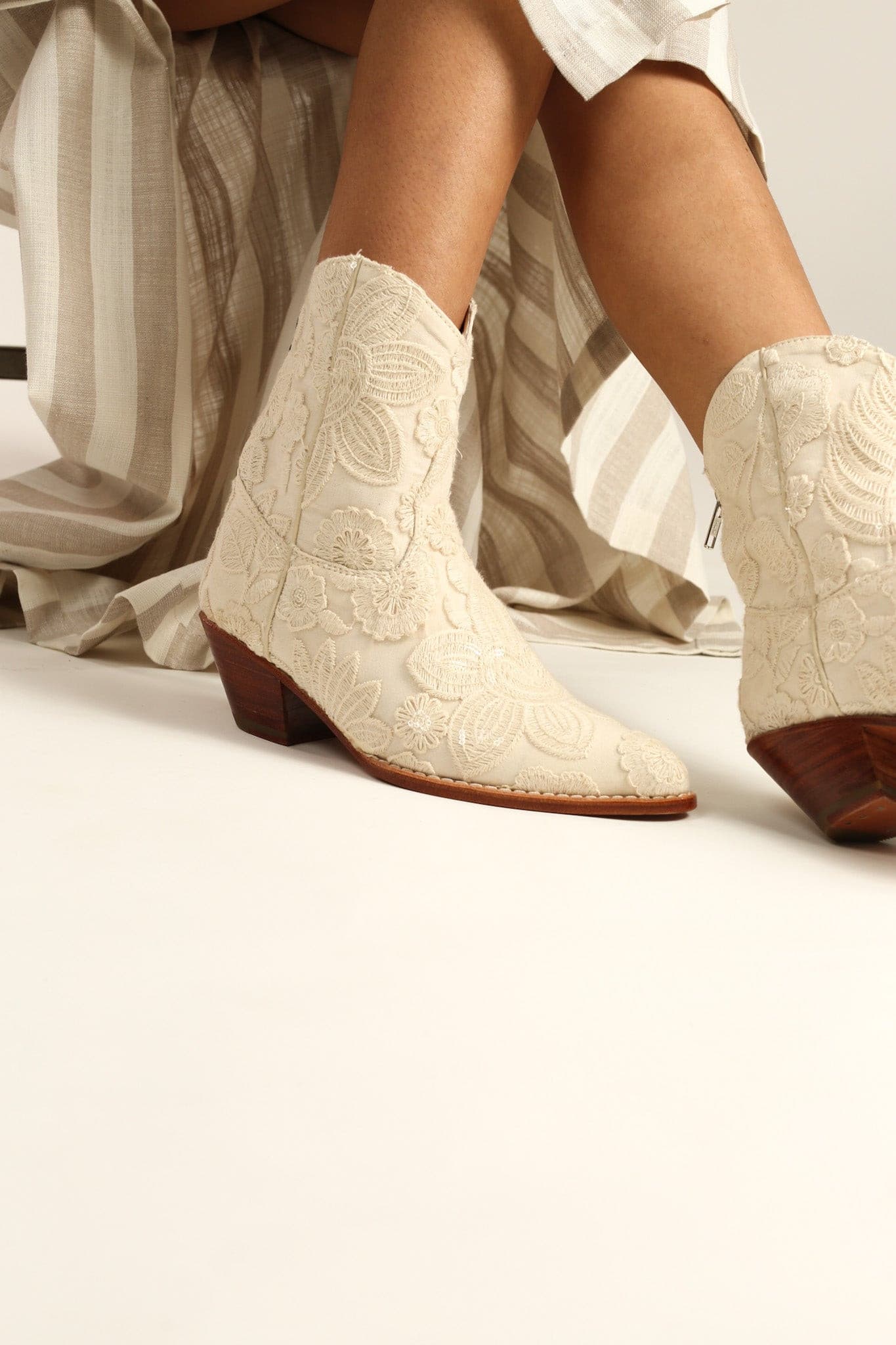 SHORT CREAM ACE EMBROIDERED BOOTS NADY - MOMO STUDIO BERLIN - Berlin Concept Store - sustainable & ethical fashion