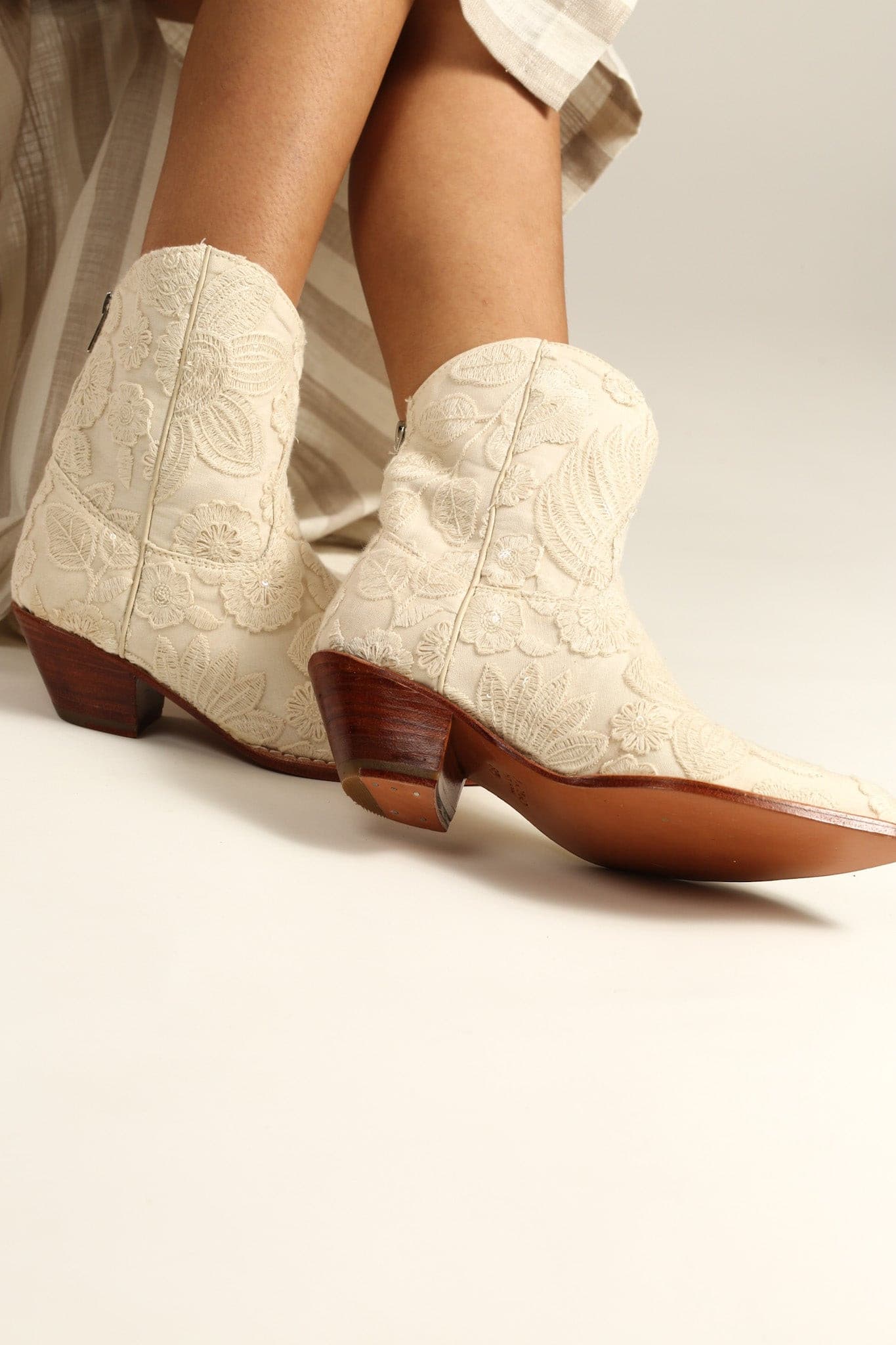 SHORT CREAM ACE EMBROIDERED BOOTS NADY - MOMO STUDIO BERLIN - Berlin Concept Store - sustainable & ethical fashion