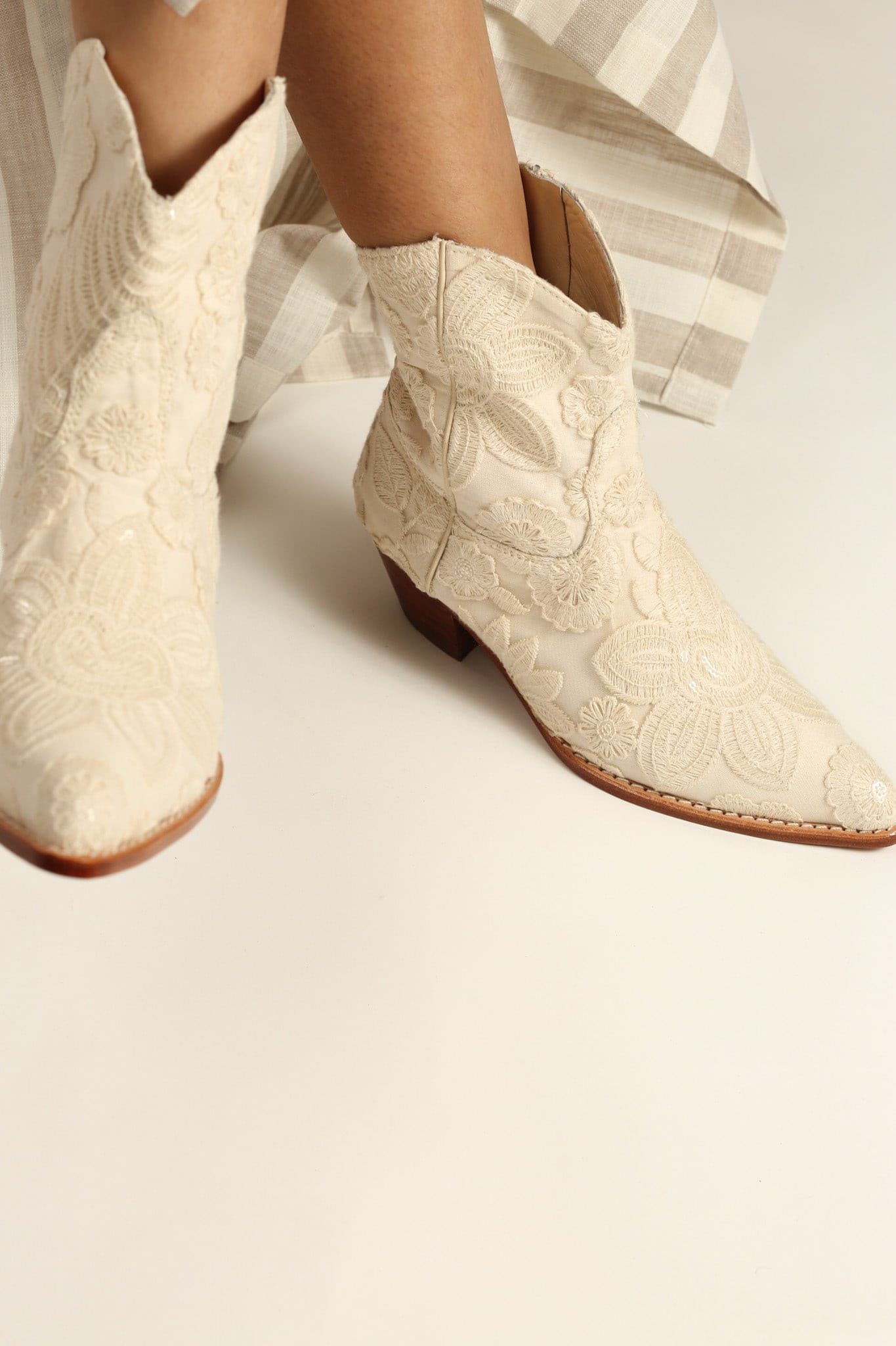 SHORT CREAM ACE EMBROIDERED BOOTS NADY - MOMO STUDIO BERLIN - Berlin Concept Store - sustainable & ethical fashion