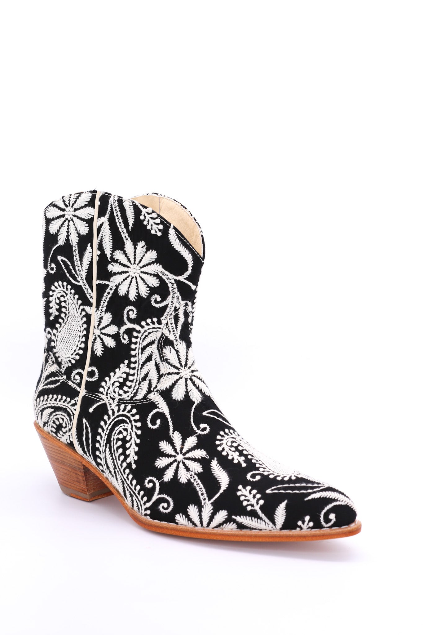 SHORT EMBROIDERED BOOTS LERA - MOMO STUDIO BERLIN - Berlin Concept Store - sustainable & ethical fashion