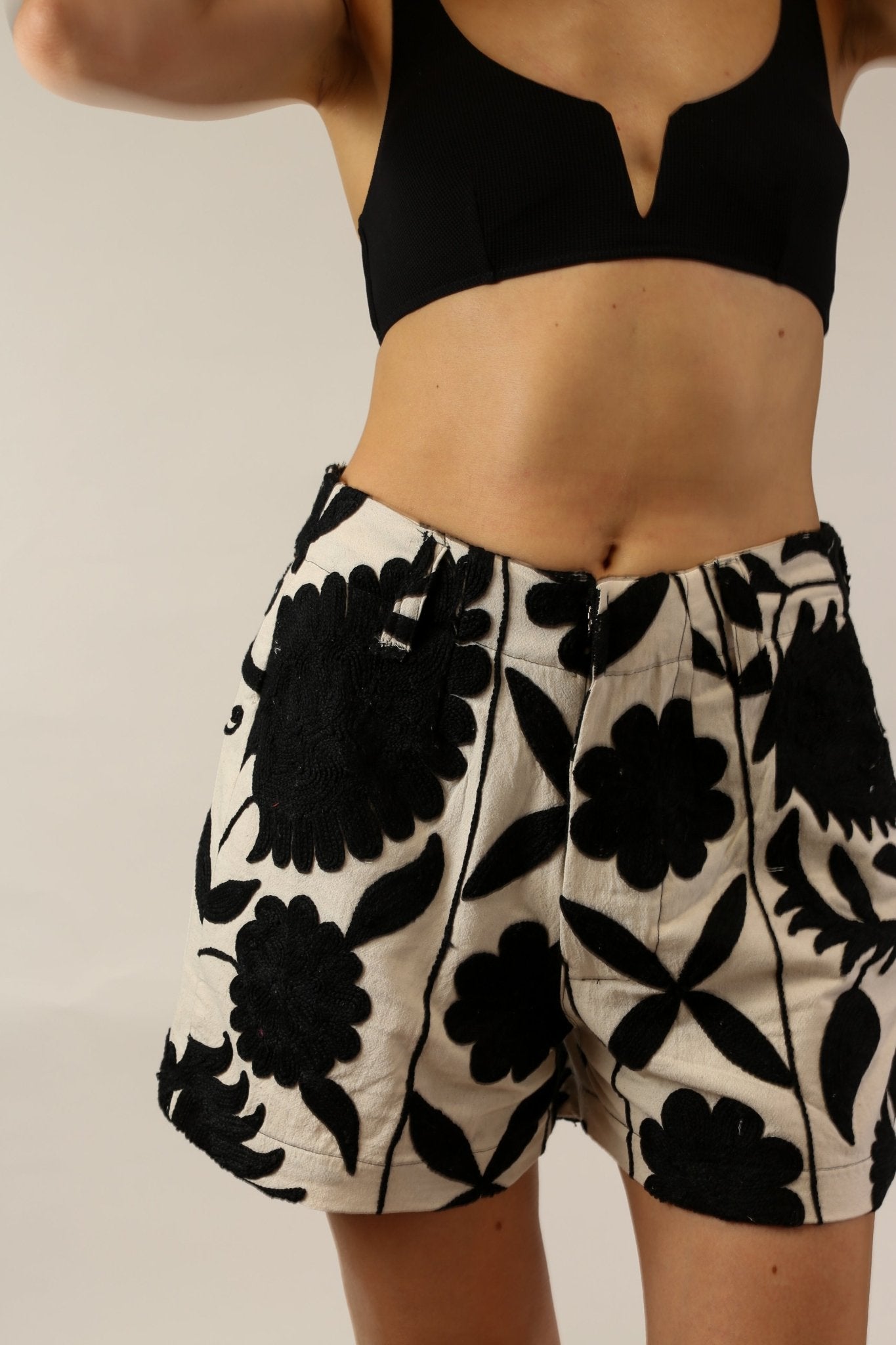 SUZANI EMBROIDERED SHORTS KATIE - MOMO STUDIO BERLIN - Berlin Concept Store - sustainable & ethical fashion