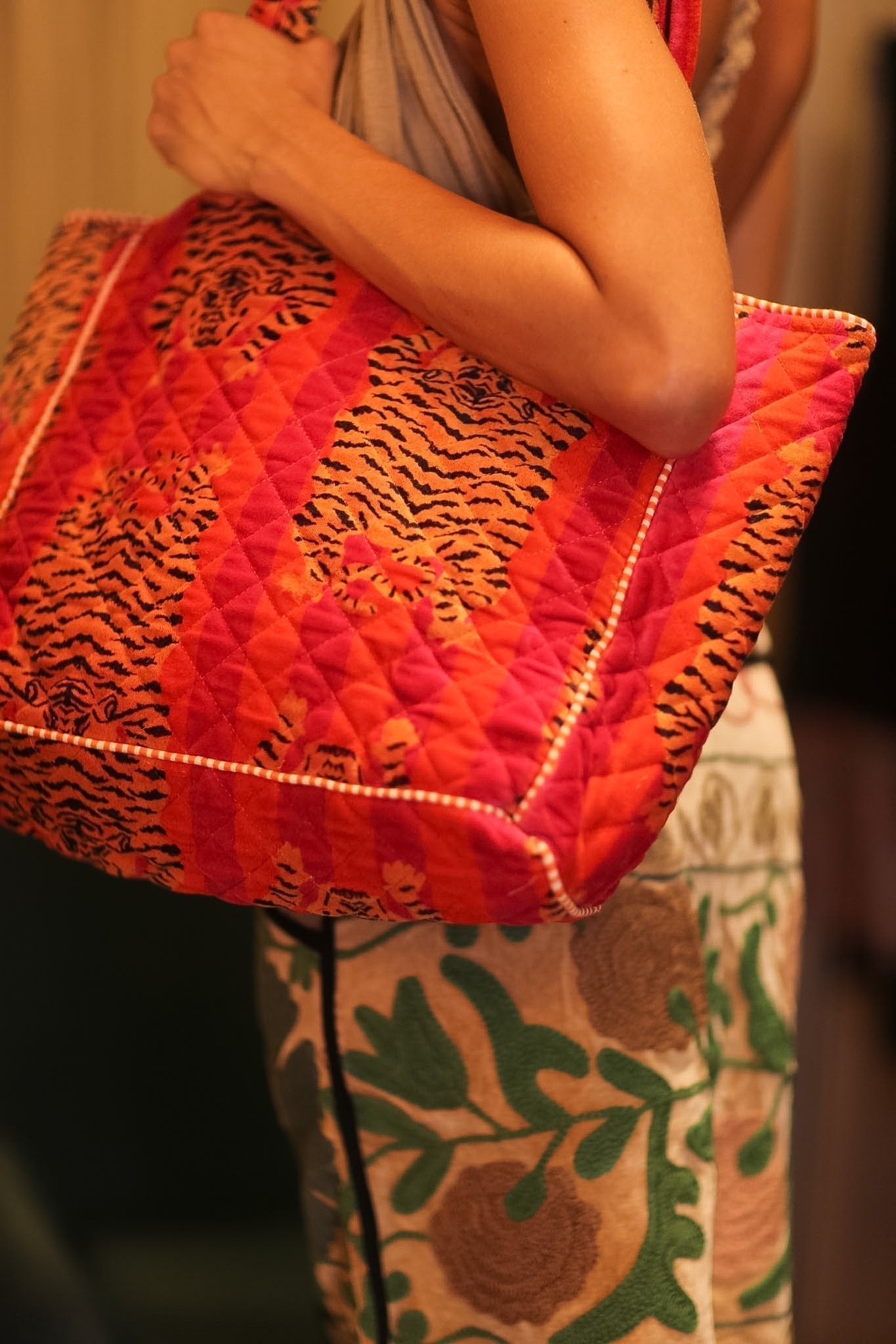 VELVET TOTE BAG ORANGE TIGER - MOMO STUDIO BERLIN - Berlin Concept Store - sustainable & ethical fashion