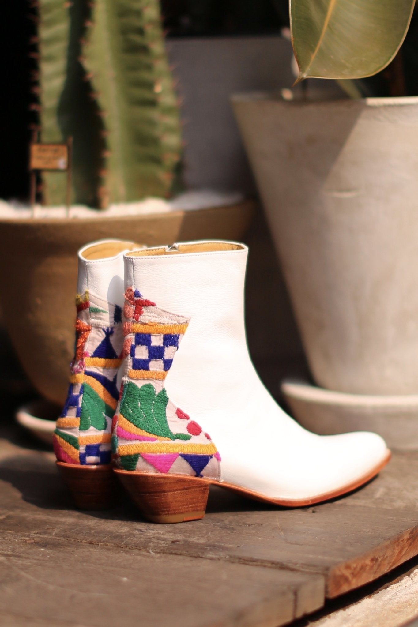 WHITE LEATHER / EMBROIDERED PATCHWORK DETAIL BOOTS DONNA - MOMO STUDIO BERLIN - Berlin Concept Store - sustainable & ethical fashion