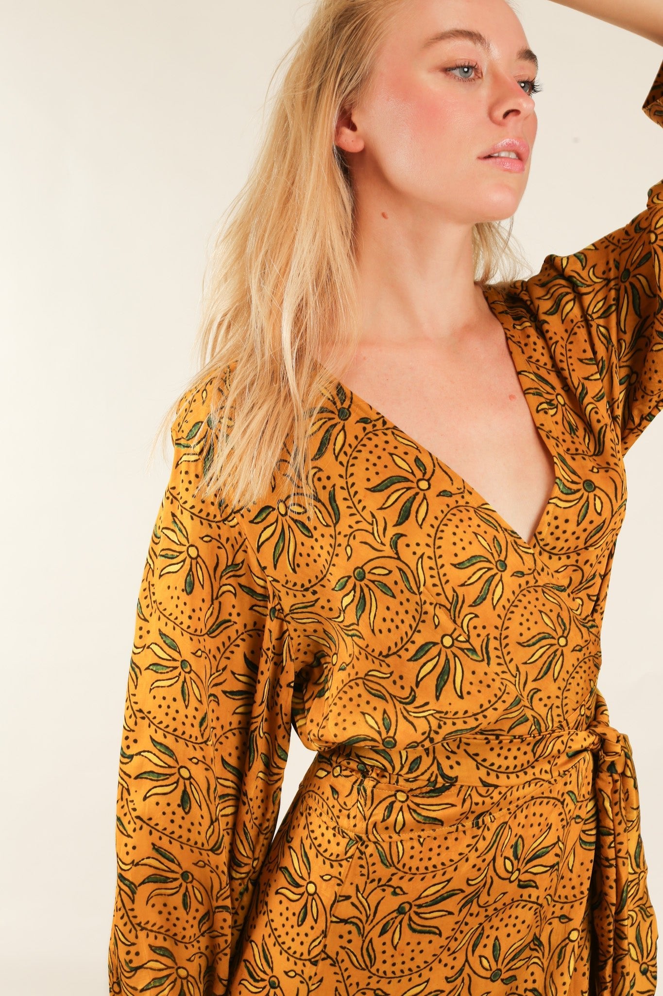 YELLOW SILK WRAP DRESS LOTIZIA - MOMO STUDIO BERLIN - Berlin Concept Store - sustainable & ethical fashion