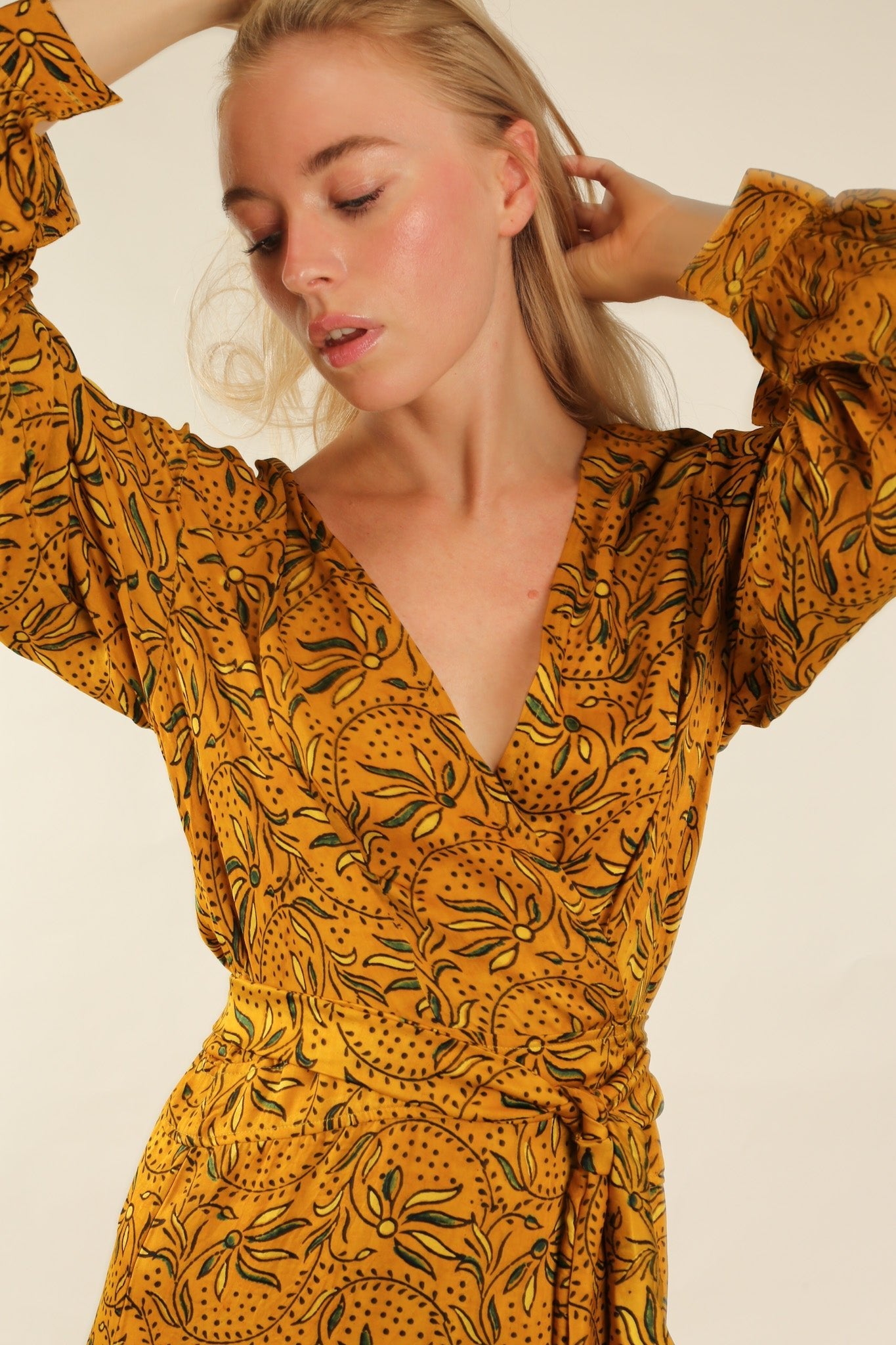 YELLOW SILK WRAP DRESS LOTIZIA - MOMO STUDIO BERLIN - Berlin Concept Store - sustainable & ethical fashion