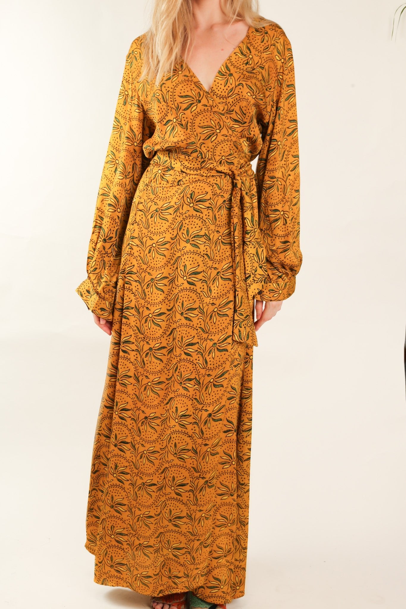 YELLOW SILK WRAP DRESS LOTIZIA - MOMO STUDIO BERLIN - Berlin Concept Store - sustainable & ethical fashion